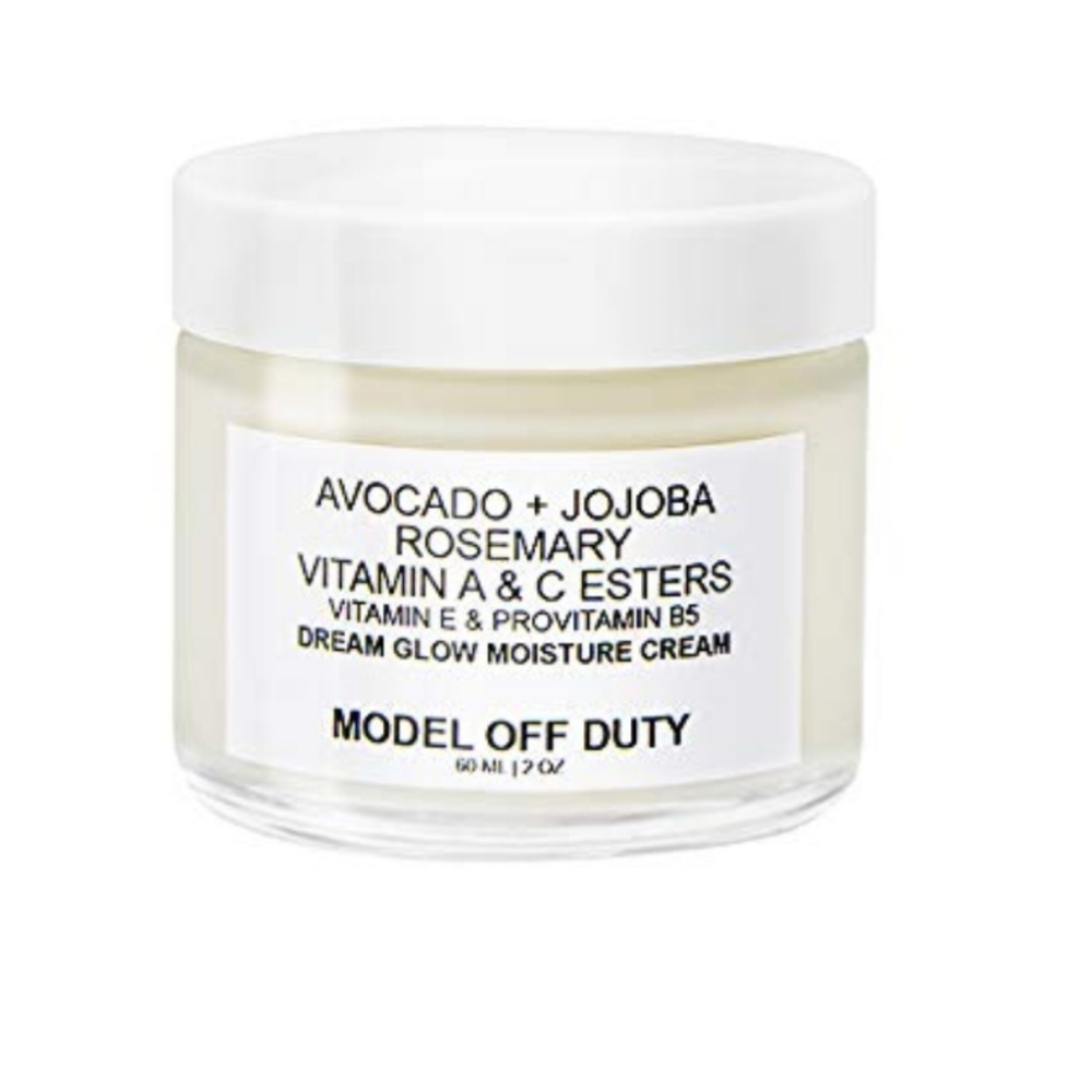 Model Off Duty Dream glow moisture cream